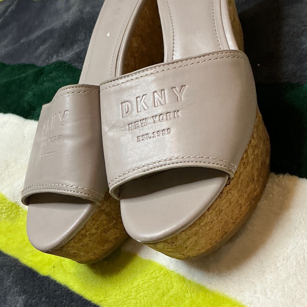 DKNY Women's Taupe Wedge Sandals Size 9 - Picture 10 of 10